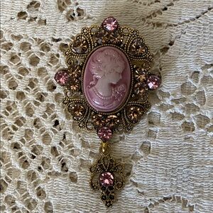 5/$10❤️❤️❤️NEW Vintage Style Cameo Filigree & Rhinestones Dangling Broach